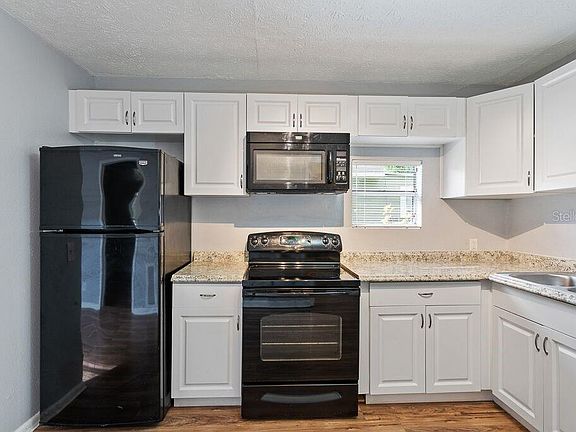 4th image of 2210 E Saxon St