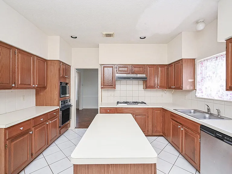 9731 New Kent Dr — Photo 12