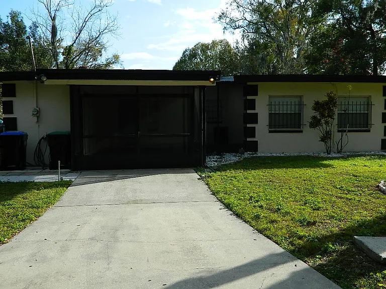 944 Kensington Dr — Photo 2