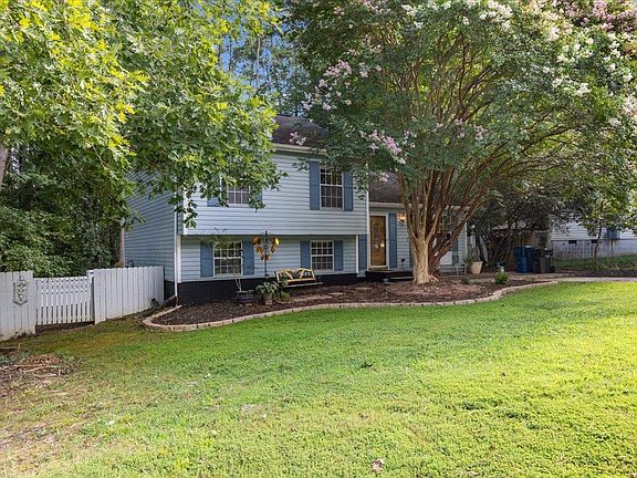 3rd image of 208 Hemmingwood Dr