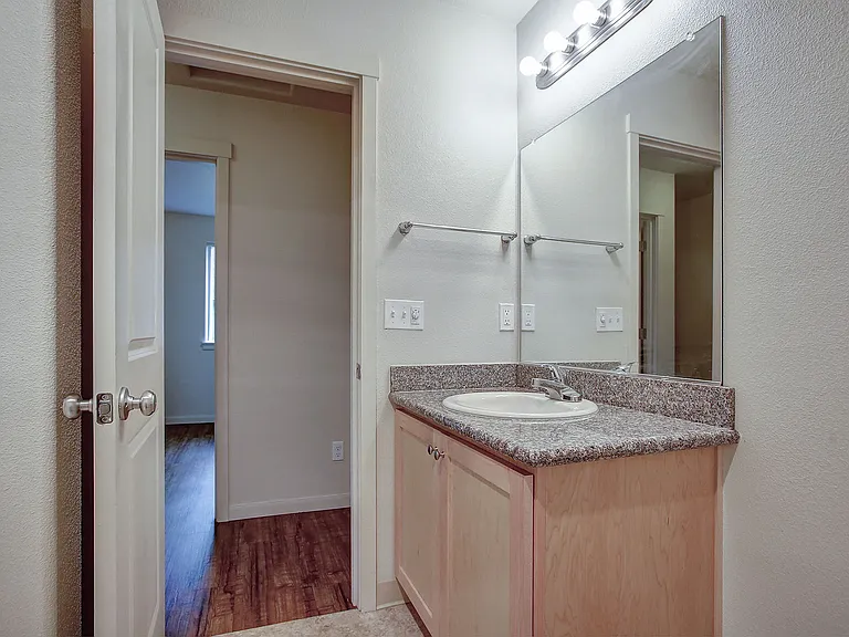 Riva Courtyard Apartments — Photo 27