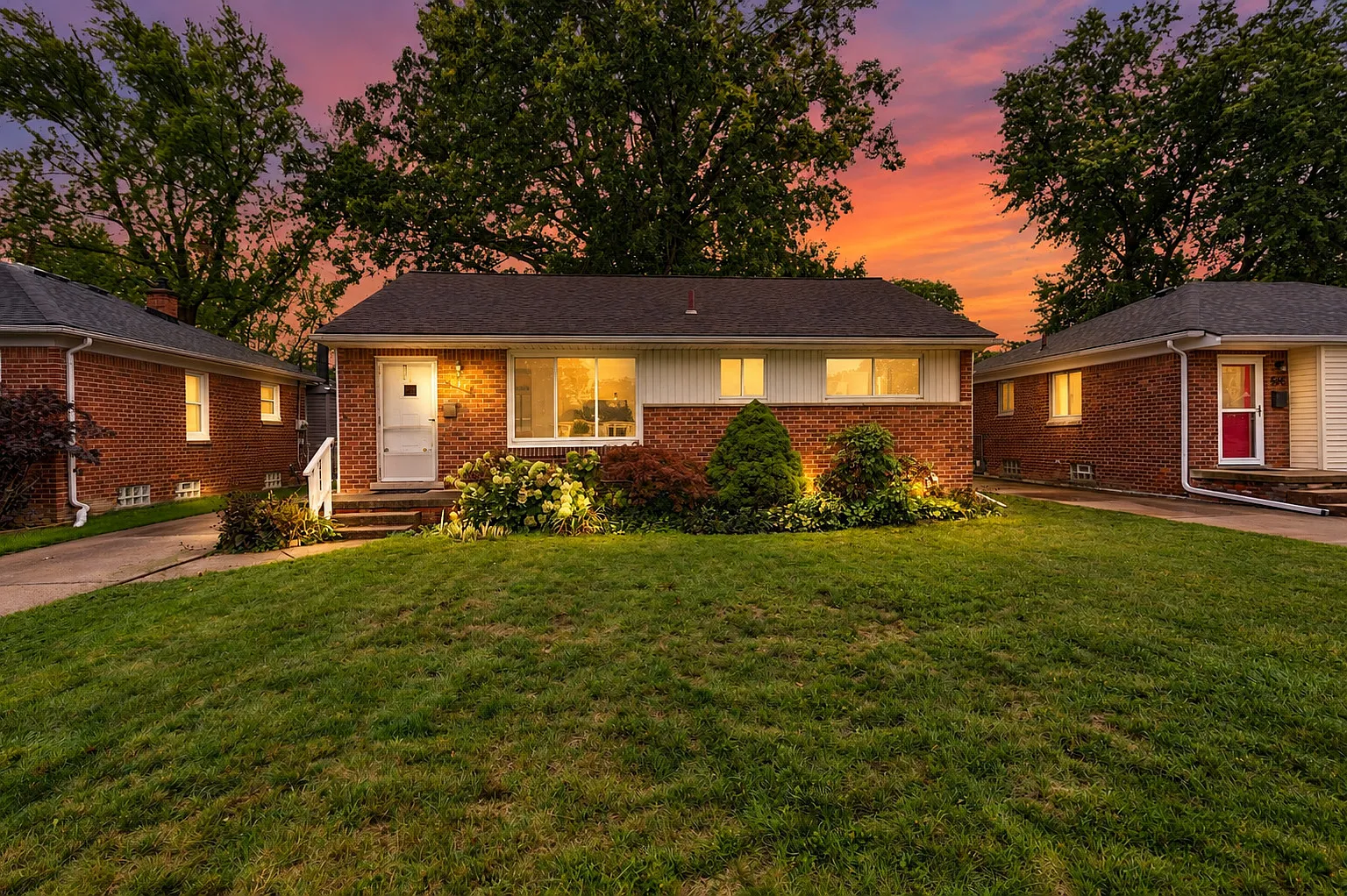 3 bed, 1.5 bath, 987 sqft, $2,100 — Photo 1