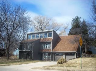 100 Cardiff Cir, Iowa City, IA 52246