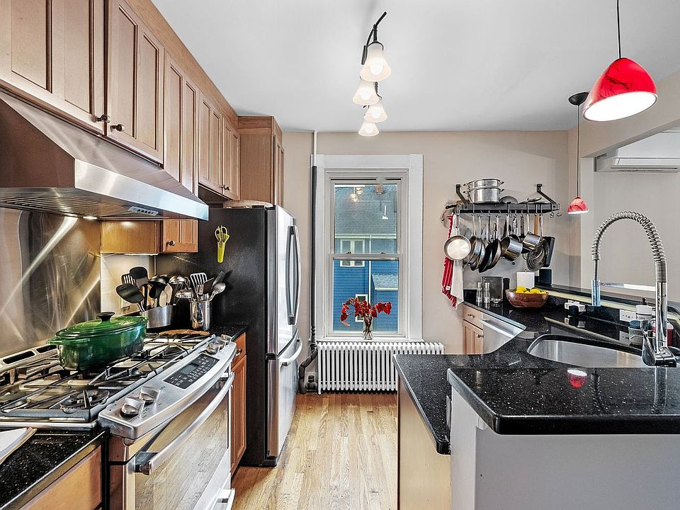 1st image of 128 Selwyn St #2