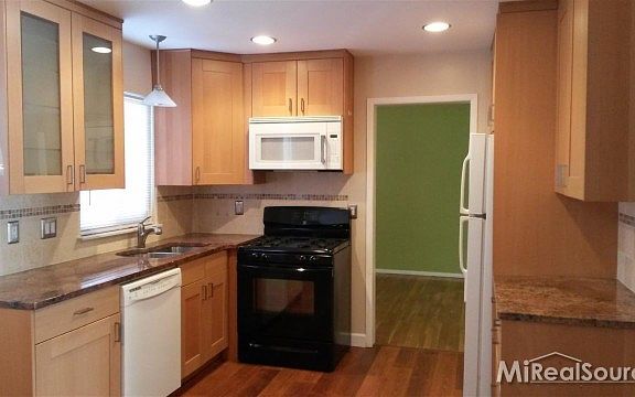 3rd image of 28123 Fontana Dr