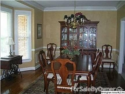Banquet size dining room w/bay window