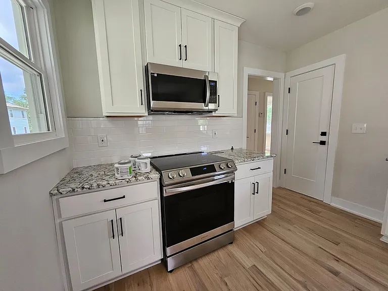 2818 Vaulx Ln — Photo 6