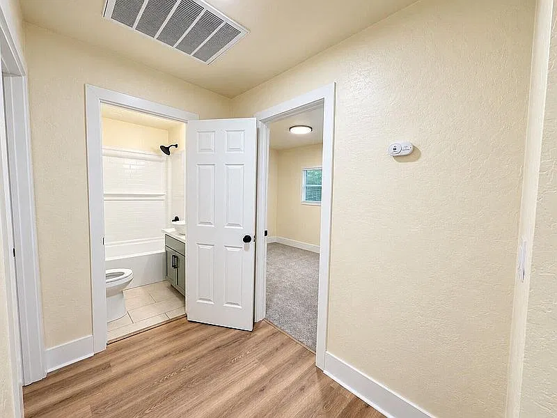 3 bed, 2.0 bath, 988 sqft, $1,685 — Photo 2