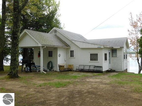 3rd image of 4661 E Shore Dr NE