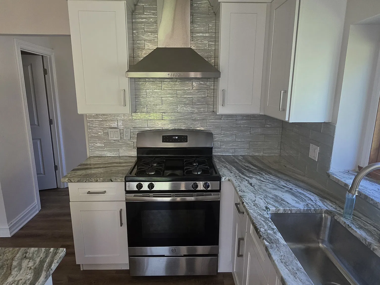 5 bed, 2.5 bath, 2066 sqft, $3,600 — Photo 2