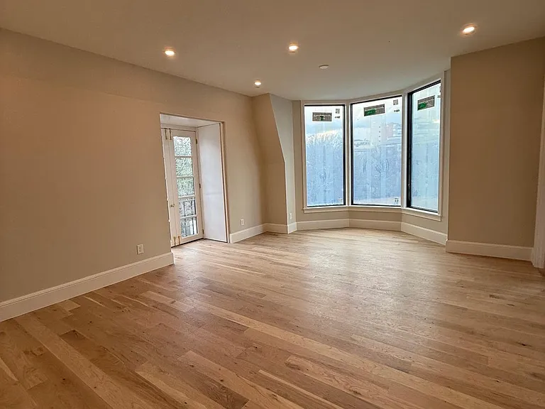 110 Lynnwood Blvd — Photo 10
