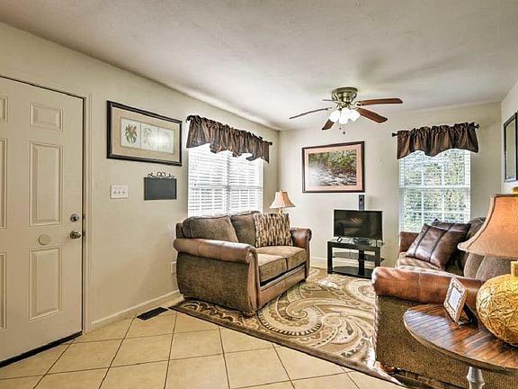 3rd image of 1309 Spruce Dr #102