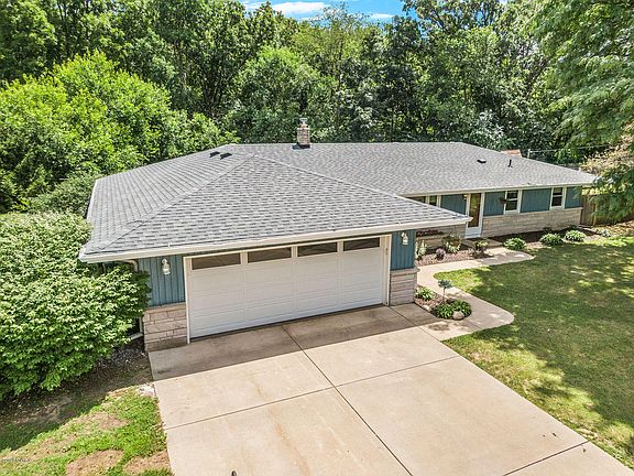 3rd image of 120 Easthill Dr