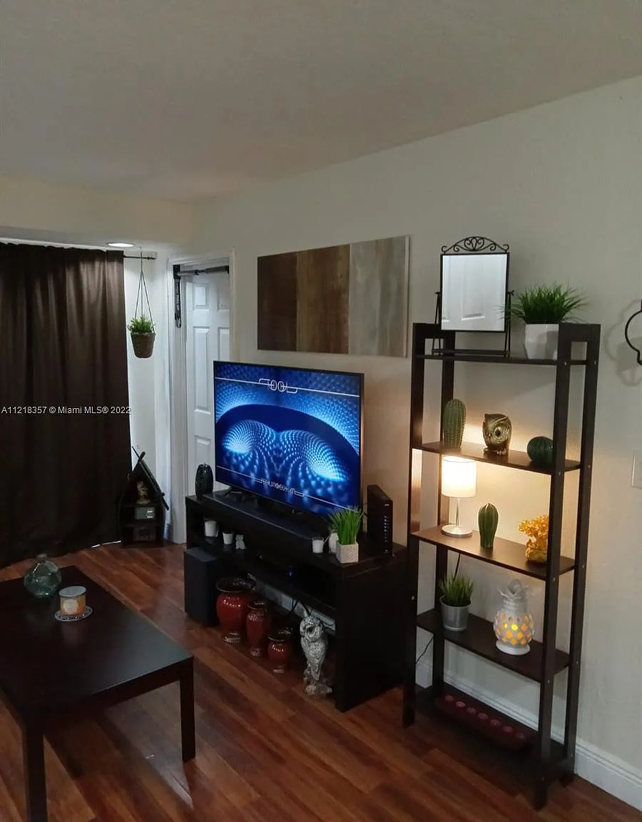 2 bed, 728 sqft, $2,000 — Photo 1