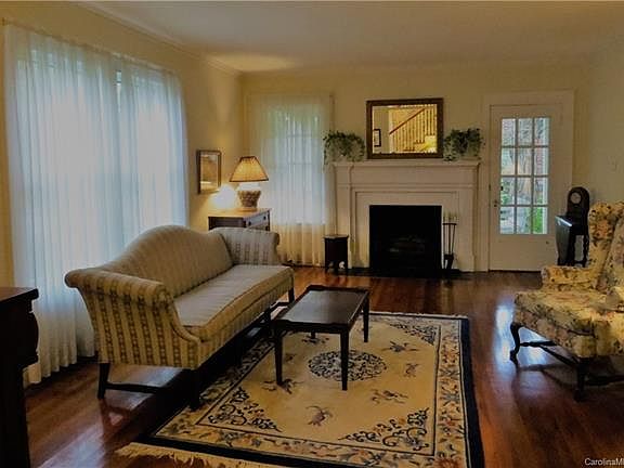 2nd image of 906 Restmore Ln