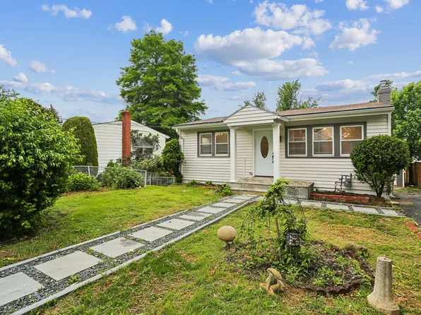 203 Woodland Rd, Rockville, MD 20850