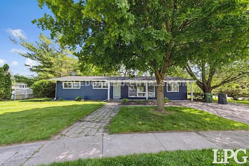 4 bed, 1.5 bath, 1420 sqft, $2,000 — Photo 3