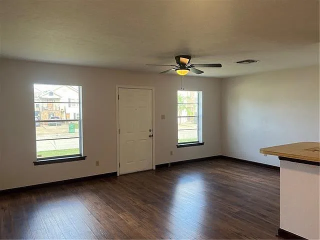 3 bed, 1.0 bath, 900 sqft, $1,600 — Photo 3