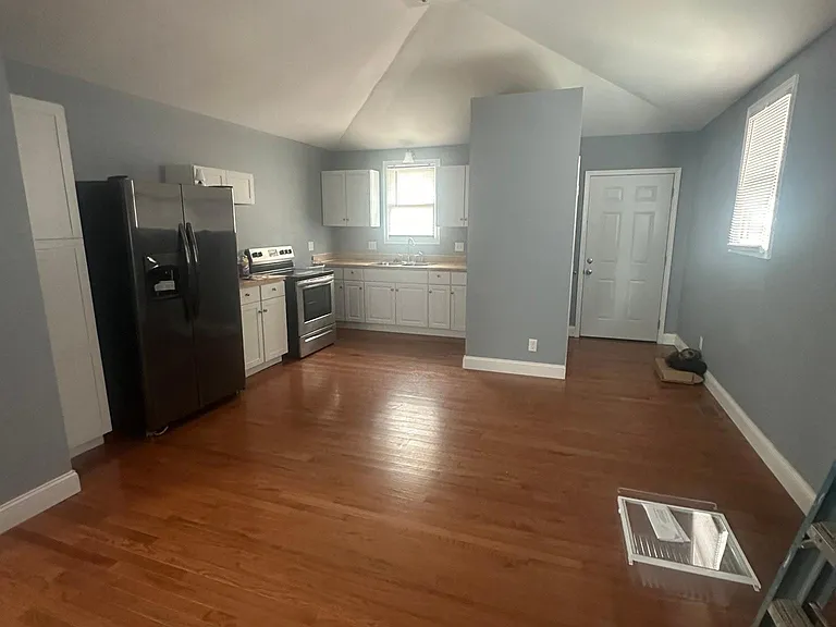 1063 Summit St — Photo 5