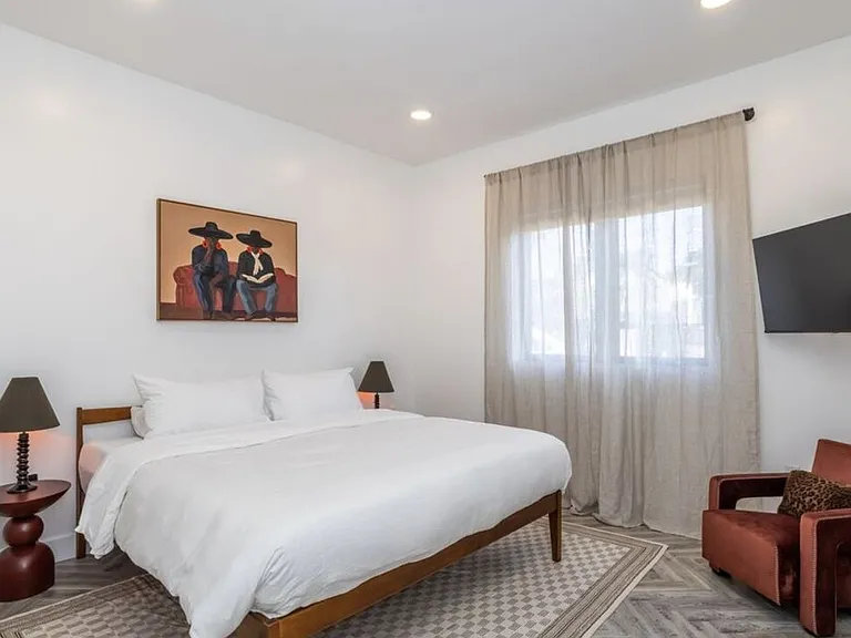 137 N Doheny Dr #2 — Photo 33