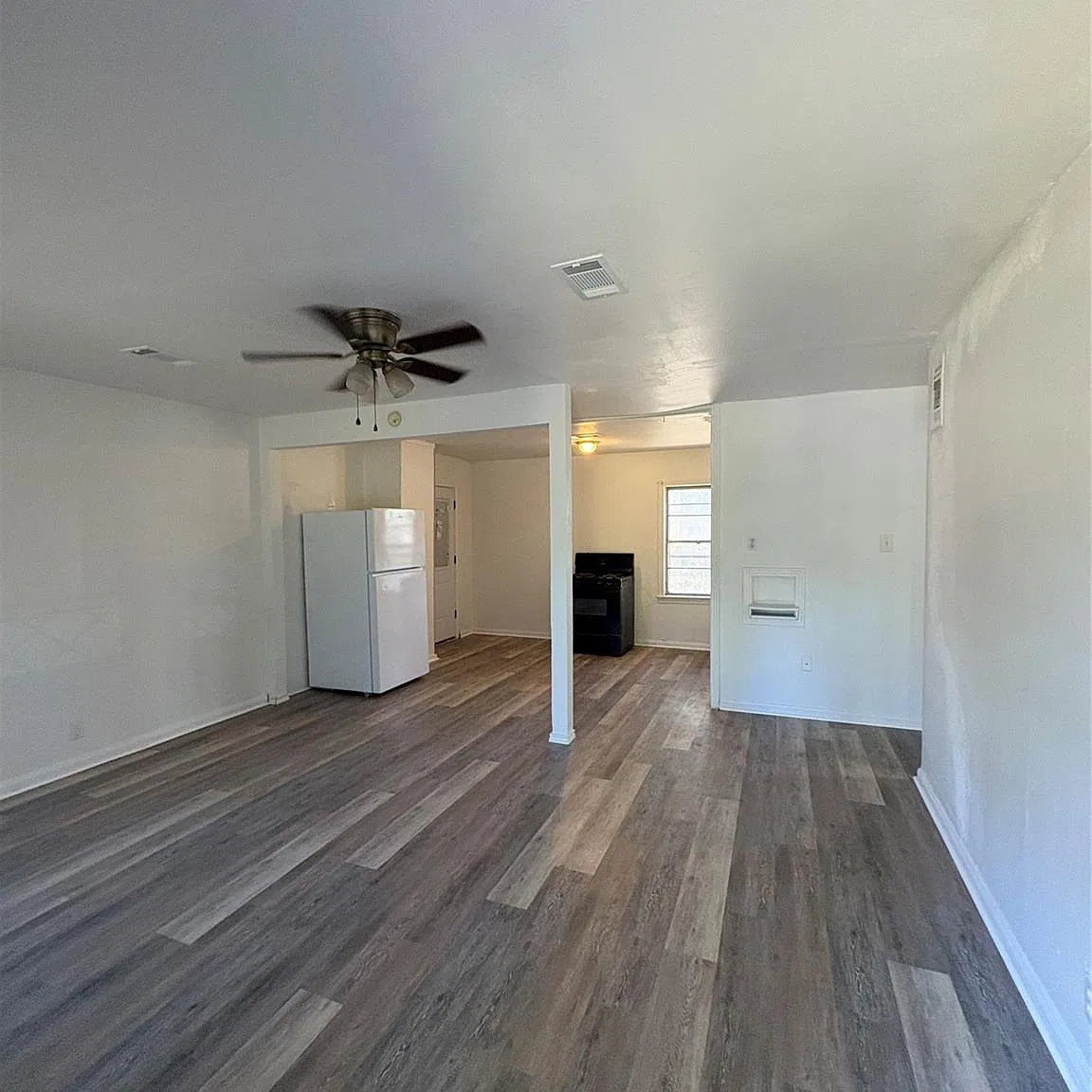 3 bed, 1.0 bath, 970 sqft, $1,500 — Photo 3
