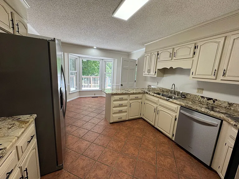 307 Fallingbrook Dr — Photo 9