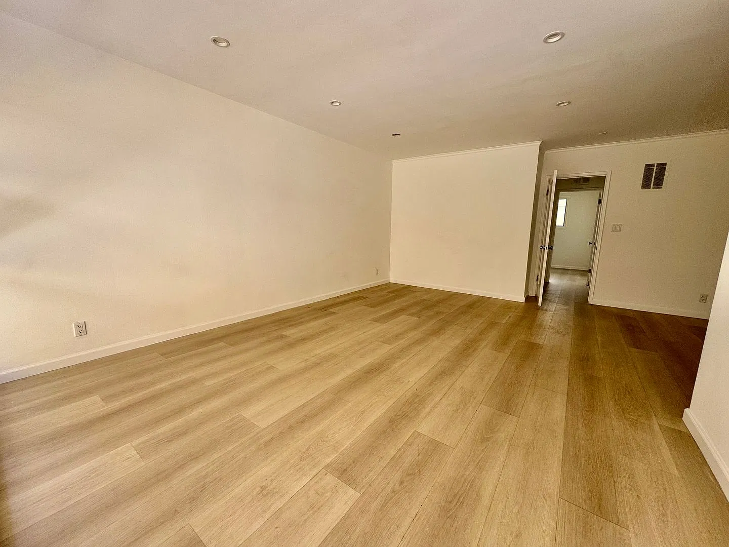 Beautifully Designed 2-bedroom residence in Beverly Hills — Photo 3