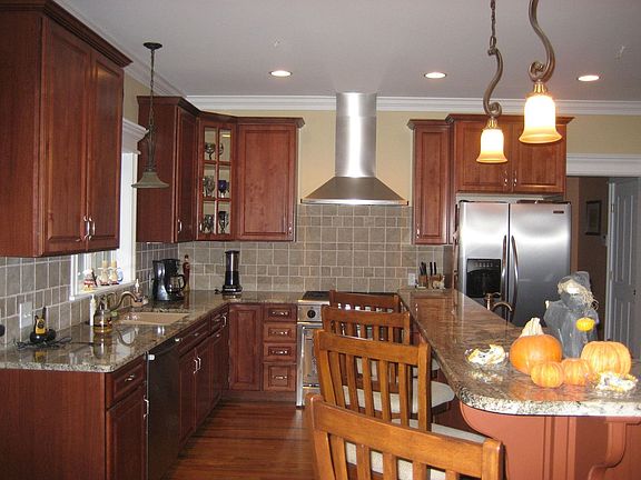 Gourmet kitchen - partial view