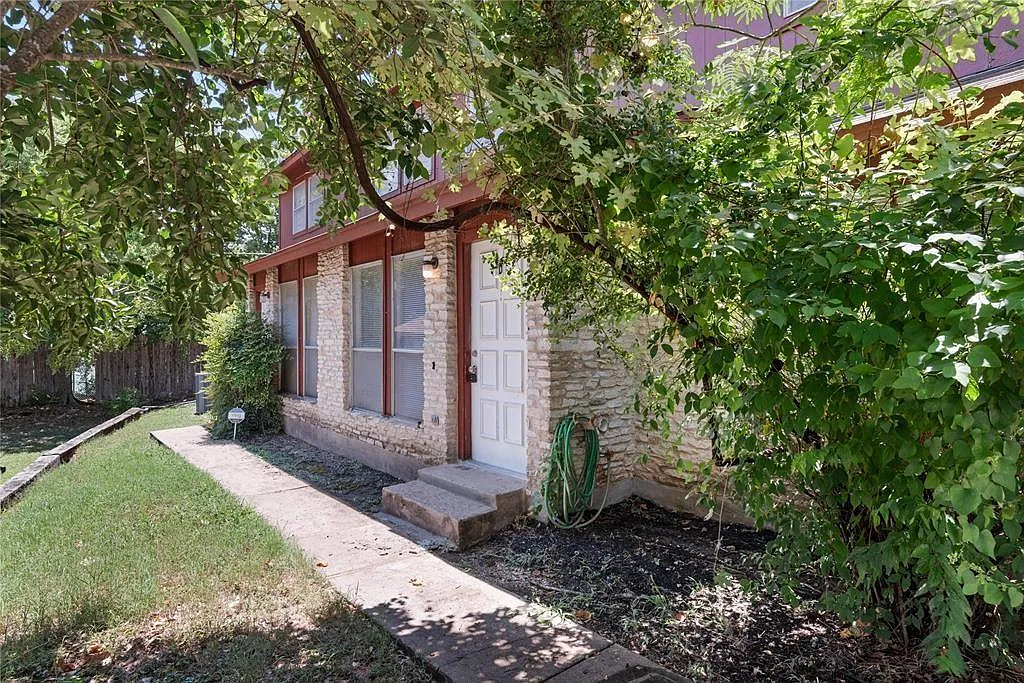2 bed, 1.5 bath, 1000 sqft, $1,700 — Photo 2