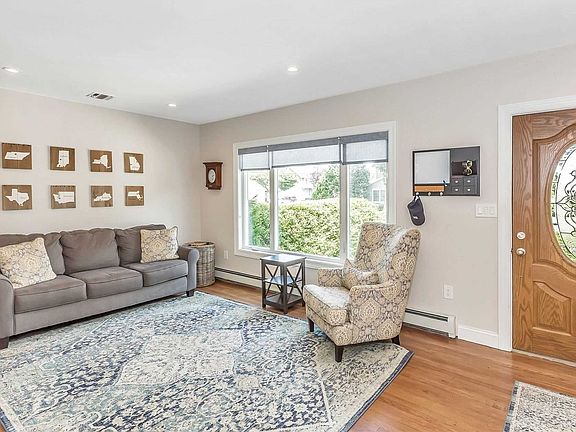 3rd image of 1074 Park Blvd
