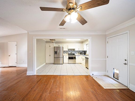 5th image of 2111 Gornto Rd