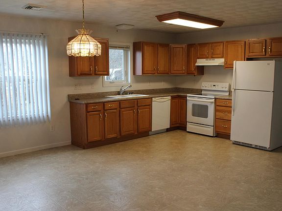 Full size kitchen w/ eat in dining area