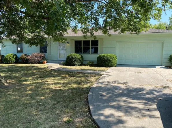 909 N Buckner Tarsney Rd, Buckner, MO 64016