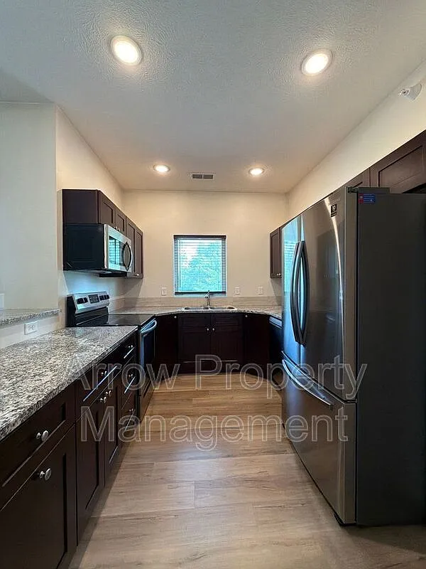 2 bed, 1.0 bath, 850 sqft, $1,325 — Photo 3