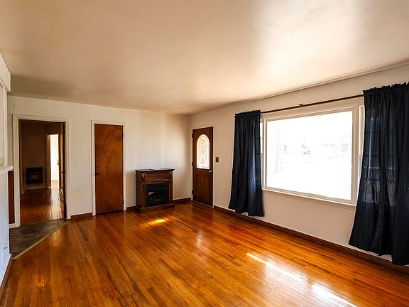3rd image of 1301 Woodland Dr