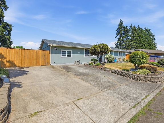 5th image of 723 Maple St