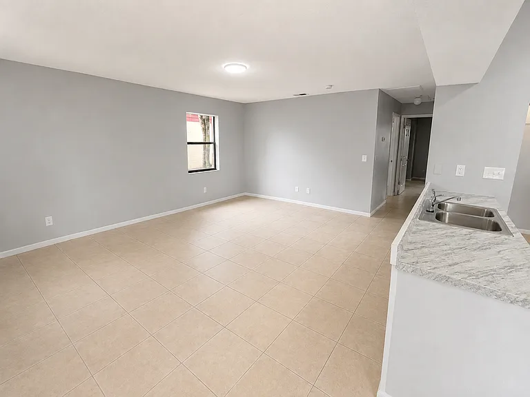 38214 7th Ave — Photo 2