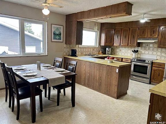 5th image of 204 Railway AVENUE W