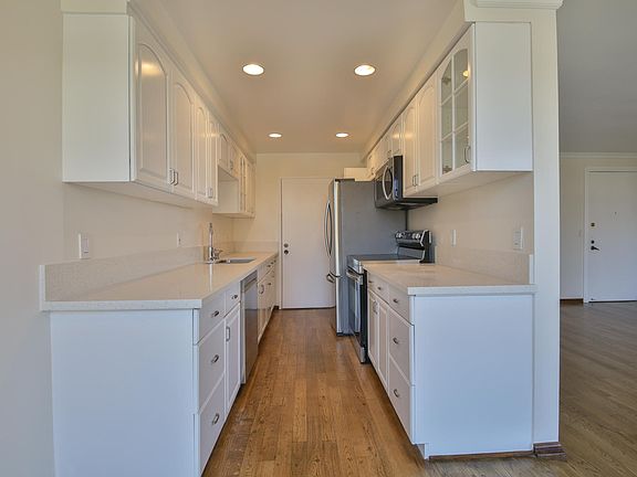 5th image of 525 N Sycamore Ave APT 306
