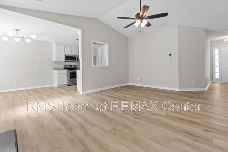 3 bed, 2.0 bath, 1381 sqft, $1,895 — Photo 4