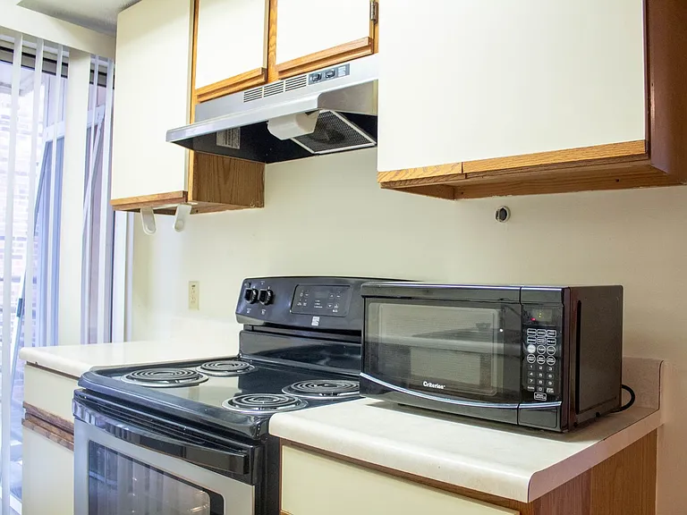 905 W Oregon St — Photo 35