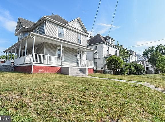 2nd image of 915 N Division St APT A