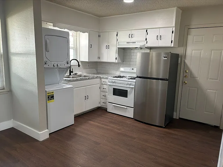818 W Texas St — Photo 32