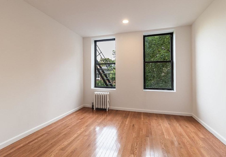 2nd image of 426 E 9th St APT 4A