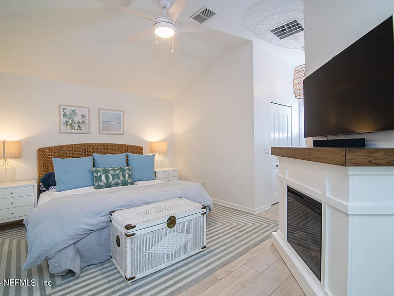 2402 Seagate Ln N — Photo 18
