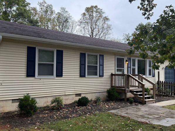 112 Pines Ln