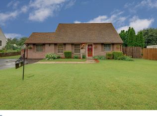 6 Peony Rd, Levittown, PA 19056