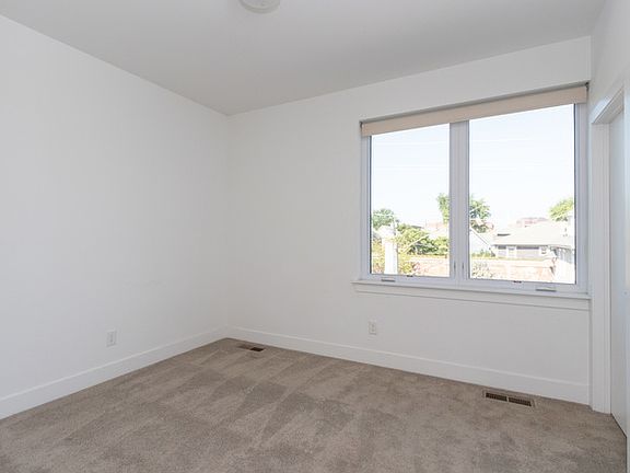 3rd image of 1035 N Park Ave