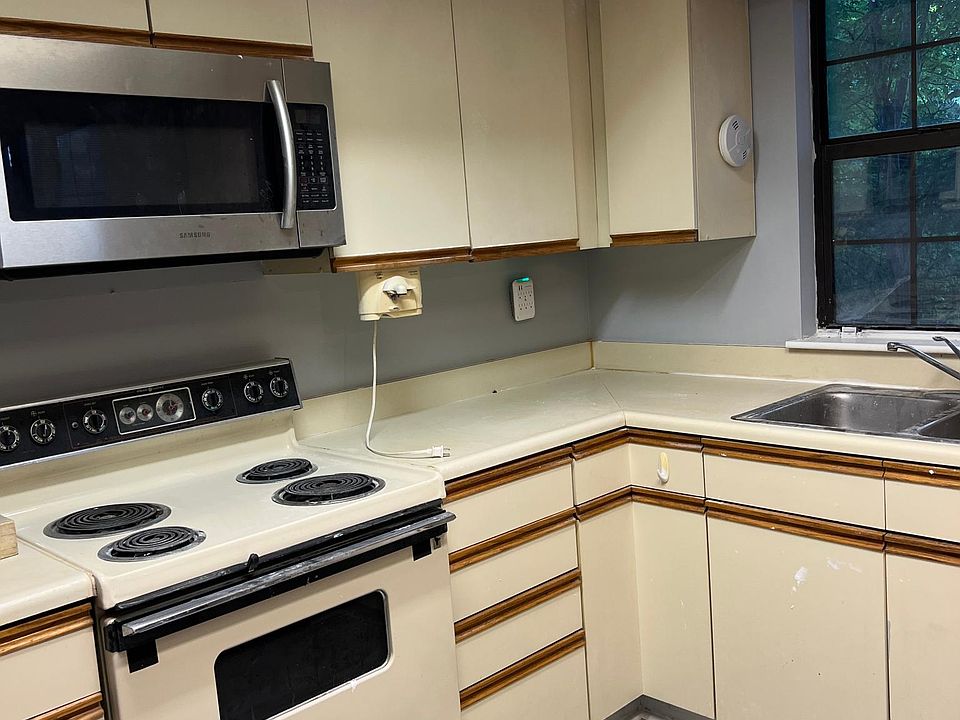 Kitchen facing to a dining room