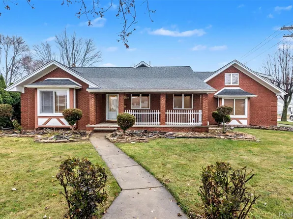 30000 Oakgrove St, Saint Clair Shores, MI 48082